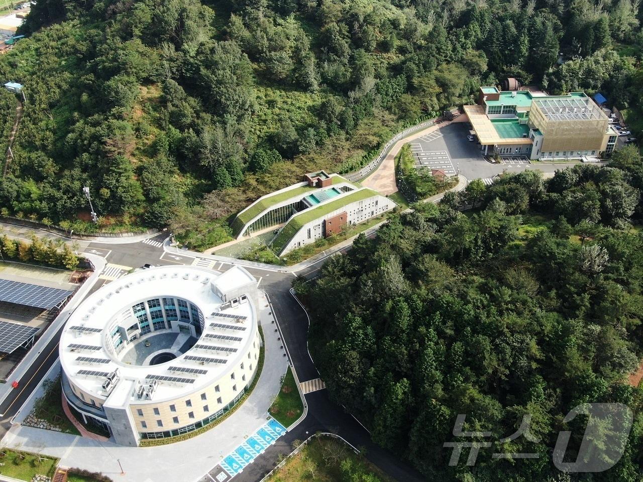 본문 이미지 - 순천시 공원묘지 및 추모공원 전경.(순천시 제공)2024.9.11/뉴스1