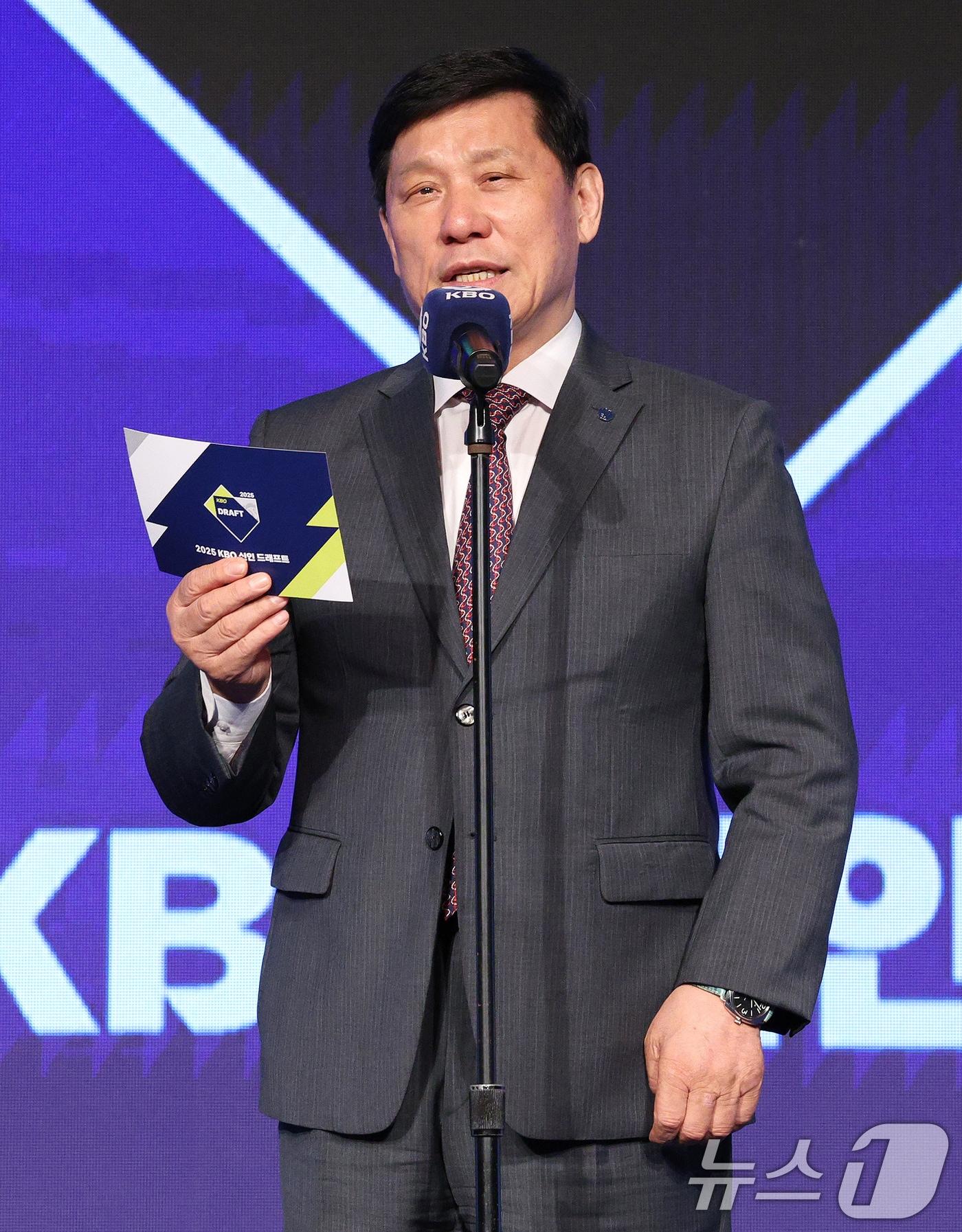 본문 이미지 - 허구연 KBO 총재가 11일 오후 서울 송파구 롯데호텔 월드에서 열린 ‘2025 KBO 신인 드래프트’에서 인사말 하고 있다. 2024.9.11/뉴스1 ⓒ News1 장수영 기자