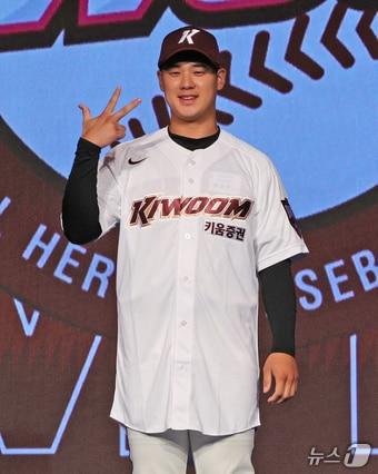 본문 이미지 - 11일 오후 서울 송파구 롯데호텔 월드에서 열린 ‘2025 KBO 신인 드래프트’에서 키움 1라운드 1순위로 지명된 정현우(덕수고)가 포즈를 취하고 있다. 2024.9.11/뉴스1 ⓒ News1 장수영 기자