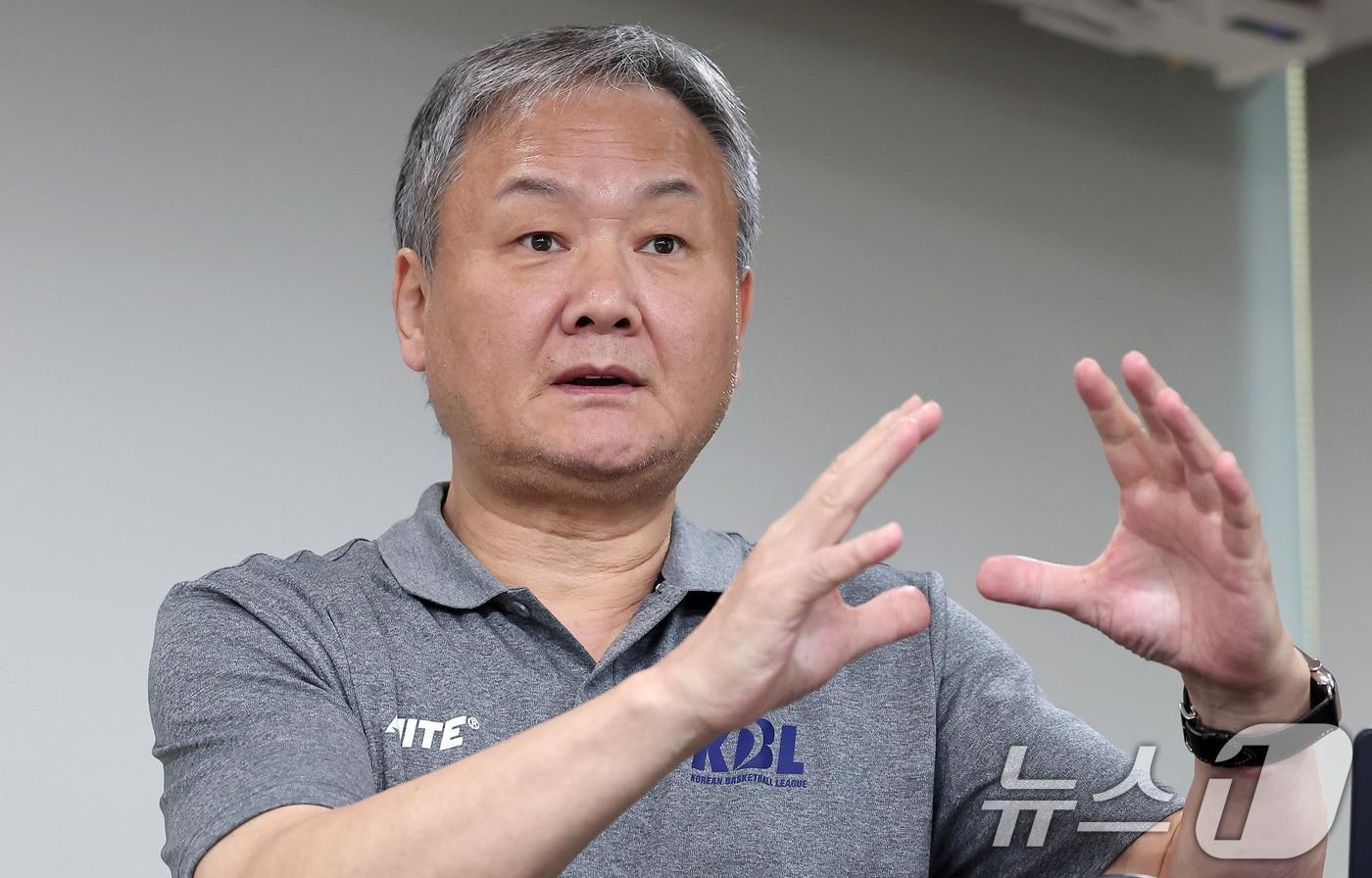 본문 이미지 - 유재학 KBL 경기본부장이 11일 서울 강남구 신사동 KBL 센터에서 열린 2024-2025 시즌 규칙 설명회에서 취재진의 질문에 답하고 있다. 2024.9.11/뉴스1 ⓒ News1 김성진 기자