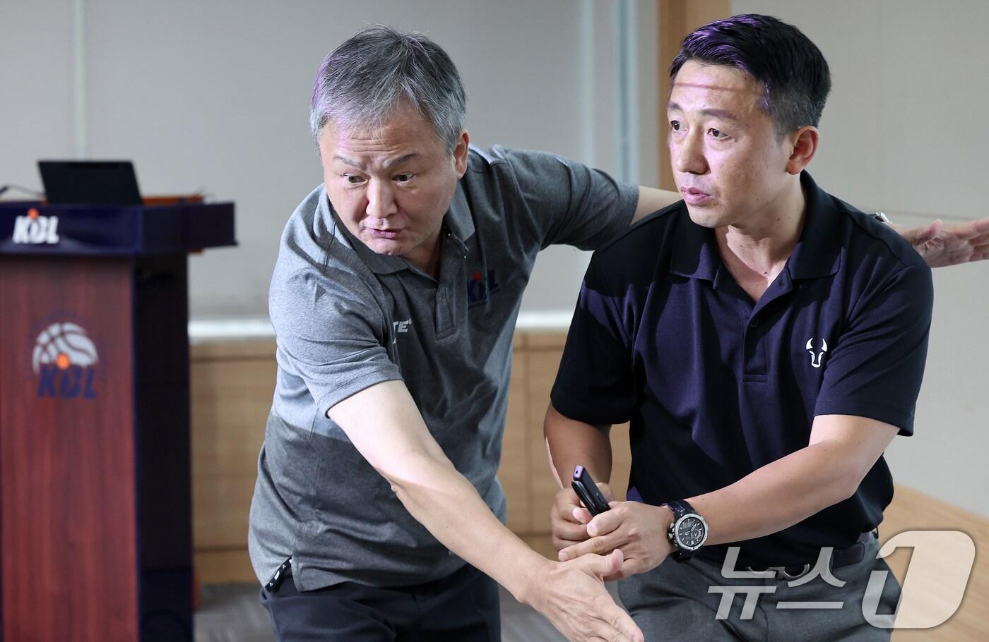 유재학 KBL 경기본부장이 11일 서울 강남구 신사동 KBL 센터에서 열린 2024-2025 시즌 규칙 설명회에서 U파울에 대한 취재진의 질문에 답하고 있다. 2024.9.11/뉴스1 ⓒ News1 김성진 기자