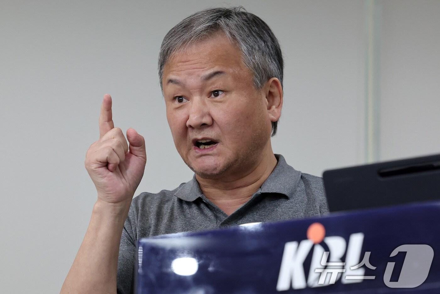 본문 이미지 - 유재학 KBL 경기본부장이 11일 서울 강남구 신사동 KBL 센터에서 열린 2024-2025 시즌 규칙 설명회에서 취재진의 질문에 답하고 있다. 2024.9.11/뉴스1 ⓒ News1 김성진 기자