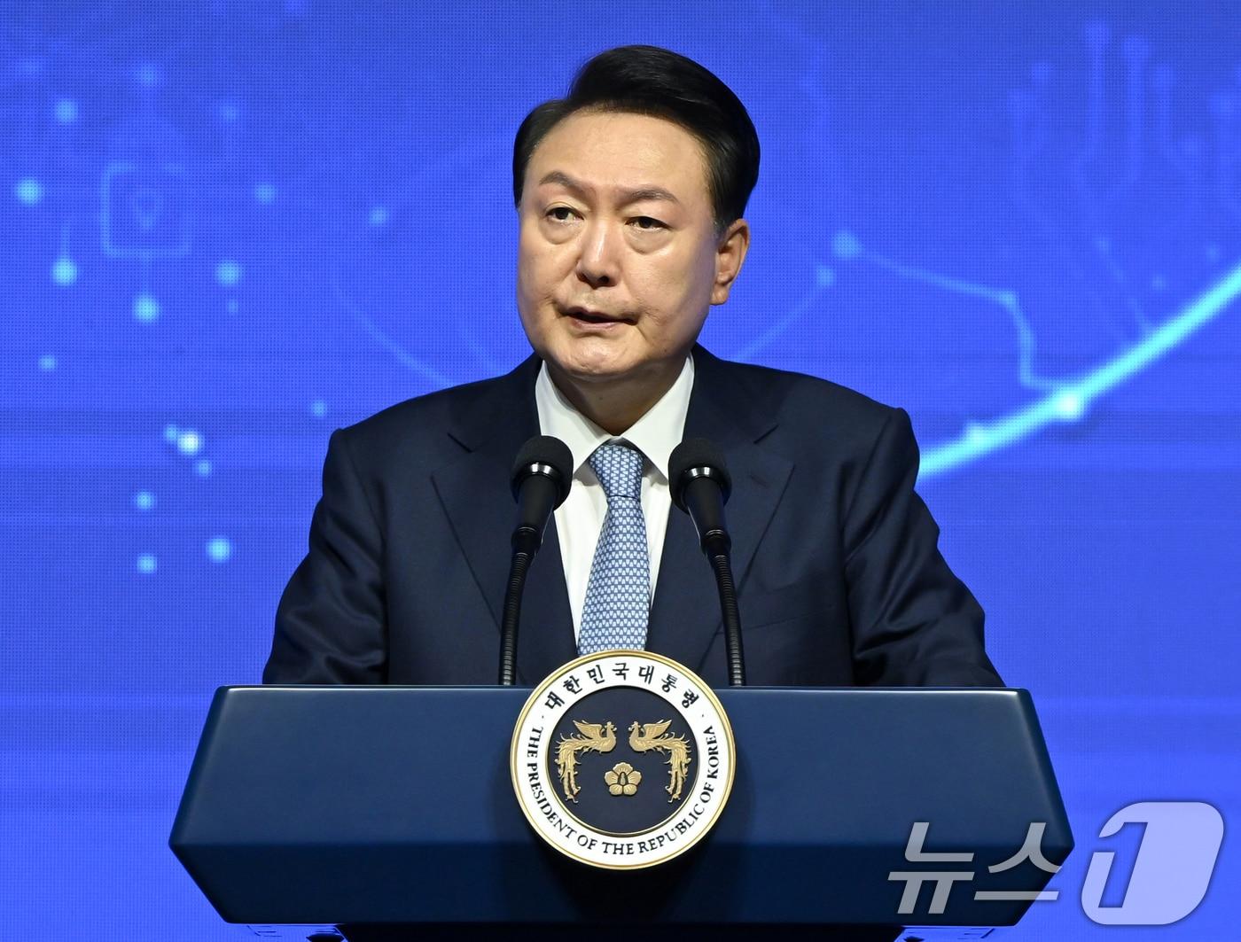 본문 이미지 - 윤석열 대통령이 11일 서울 강남구 코엑스에서 열린 사이버 서밋 코리아(CSK) 2024 개회식에서 축사를 하고 있다. (대통령실 제공) 2024.9.11/뉴스1 ⓒ News1 송원영 기자
