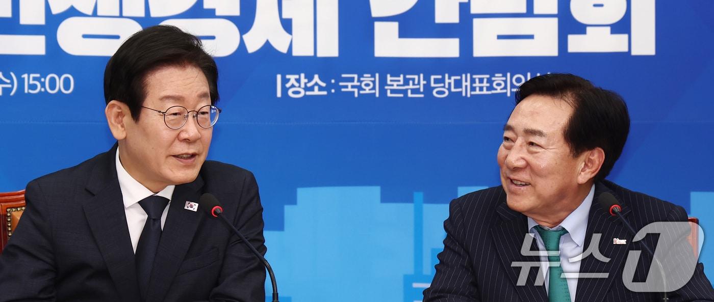 이재명 대통령, 김기문 중소기업중앙회장. <자료사진> ⓒ News1 김민지 기자