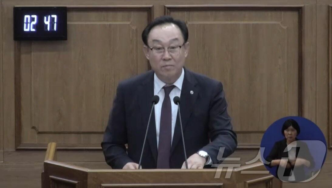 본문 이미지 - 11일 제232회 통영시의회 2차 본회의에서 천영기 시장이 집행부 발언신청을 통해 산양지구 파크골프장 조성사업에 관련한 의혹을 해명하고 있다.(통영시의회 영상회의록 갈무리)