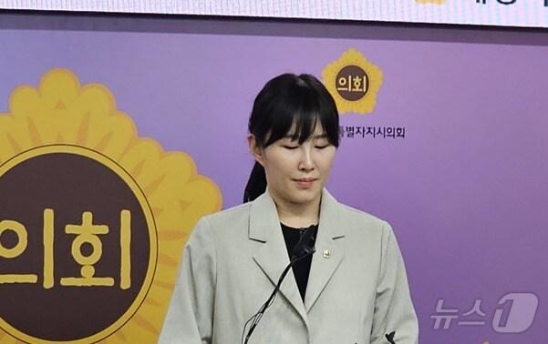본문 이미지 - 이현정 세종시의회 예산결산위원장이 11일 오후 시의회 대회의실에서 기자회견을 하고 있다. ⓒ News1 장동열 기자