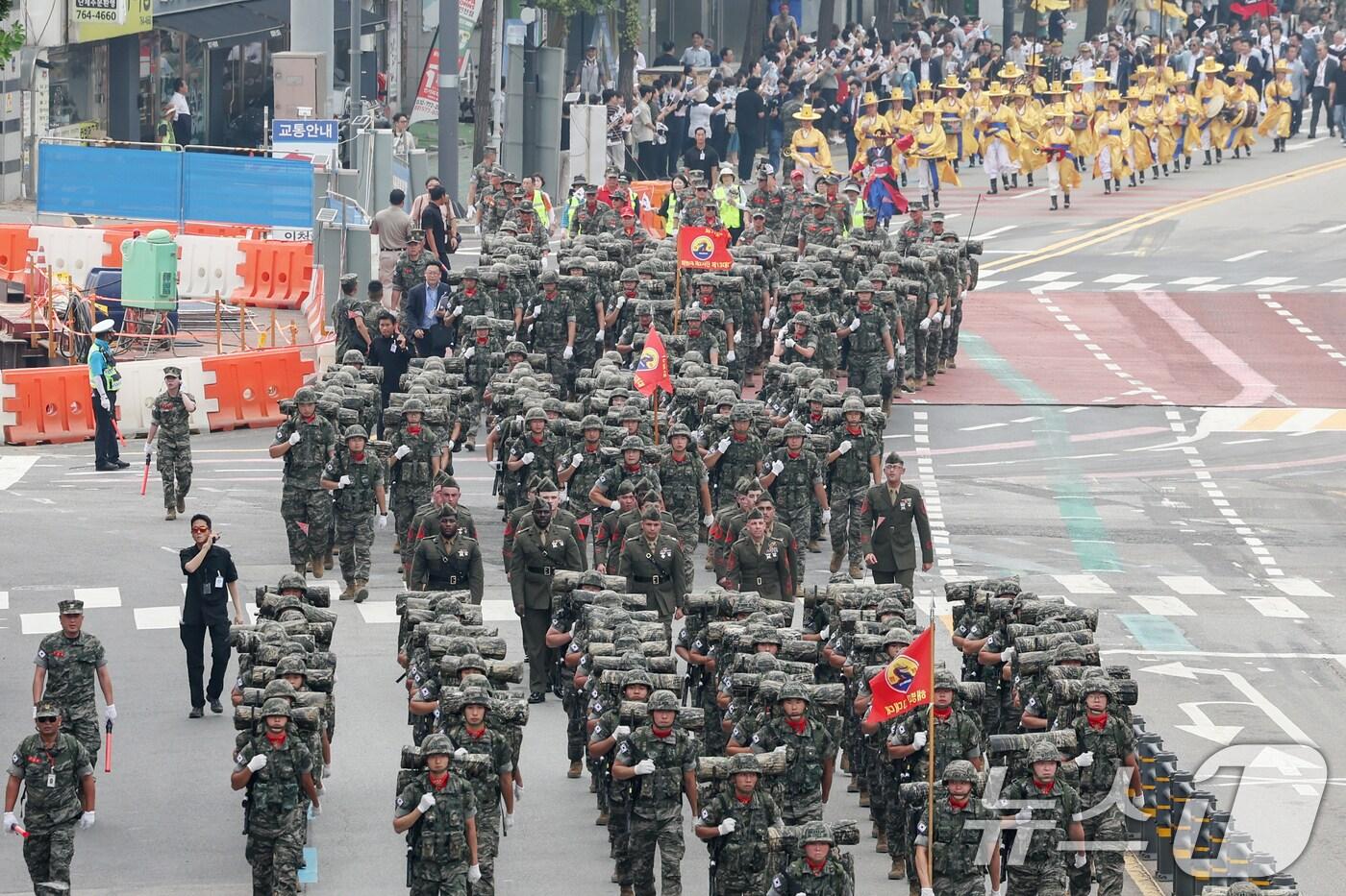 해병대 2사단과 육군 17사단, 주한 미국 해병대 장병들이 지난해 9월 11일 오후 인천 중구 동인천역을 출발해 인천축구전용경기장까지 &#39;제74주년 인천상륙작전 기념 시가행진&#39;을 펼치고 있다. 2024.9.11/뉴스1 ⓒ News1 민경석 기자