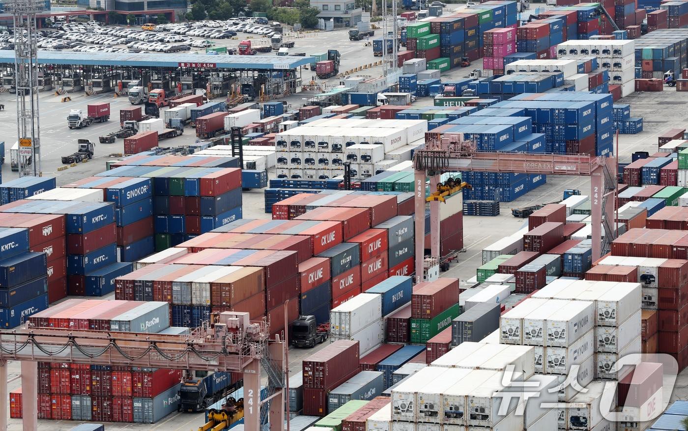 부산항 신선대부두와 야적장에 컨테이너가 가득 쌓여 있다.  ⓒ News1 윤일지 기자