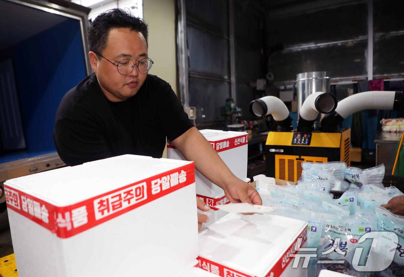 본문 이미지 - 추석을 앞둔 지난 11일 전남 완도 전복 유통업체인 가람전복의 사장 김권웅 씨가 선물 포장 작업을 진행하고 있다. 2024.9.11/뉴스1 ⓒ News1 이수민 기자