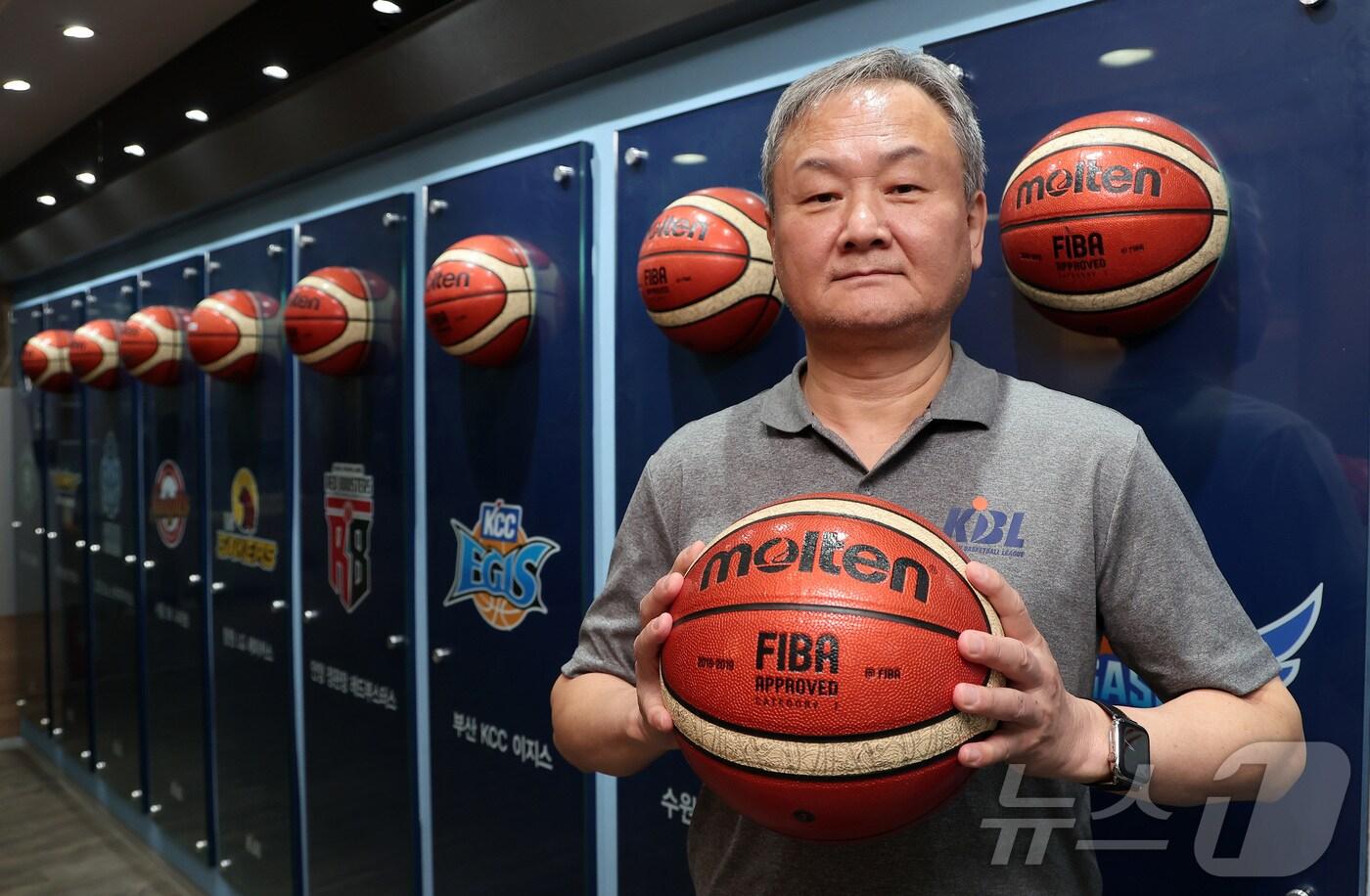 본문 이미지 - 유재학 KBL 경기본부장이 11일 서울 강남구 신사동 KBL 센터에서 진행된 뉴스1과의 인터뷰에 앞서 포즈를 취하고 있다. 2024.9.11/뉴스1 ⓒ News1 김성진 기자