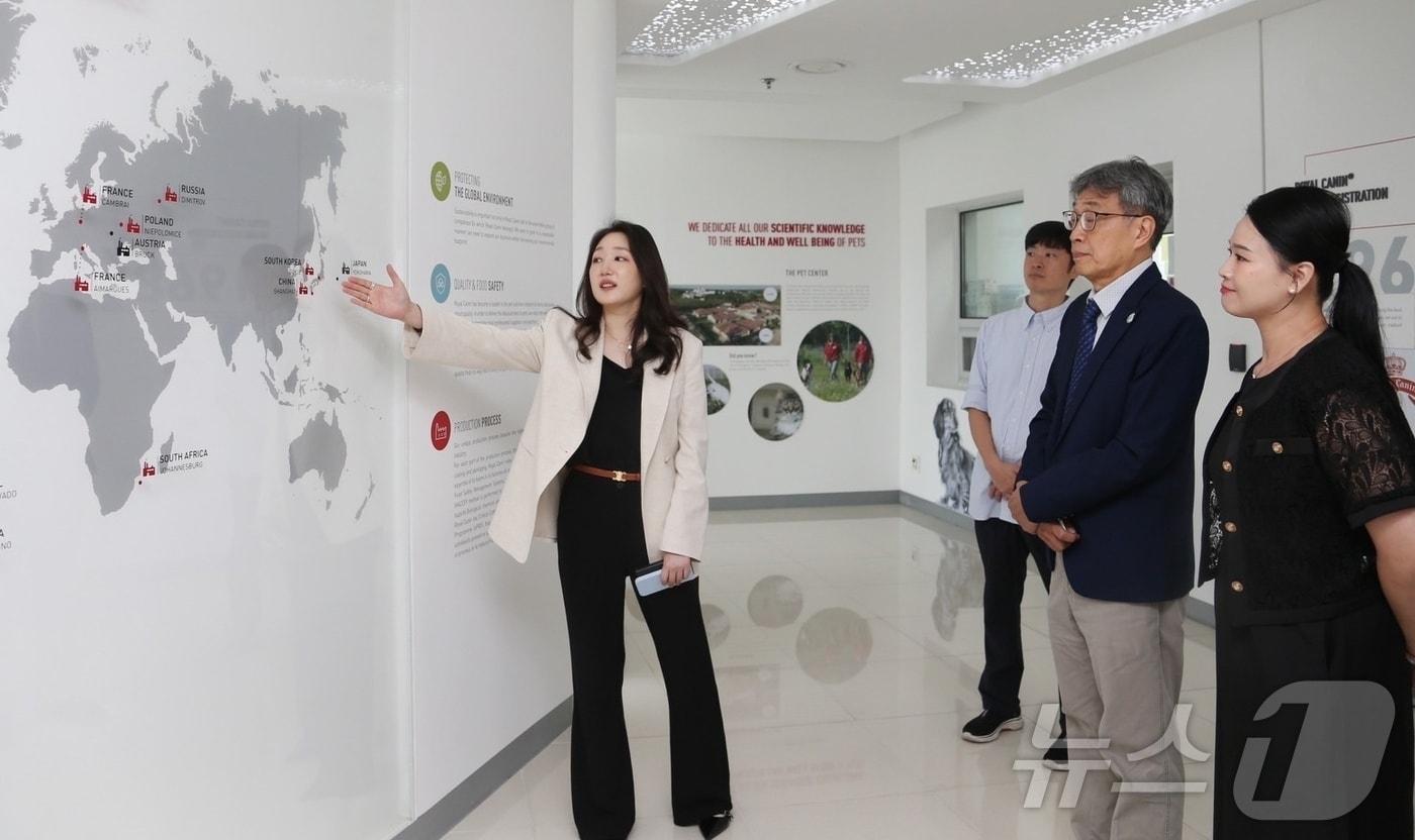 이수지 로얄캐닌코리아 상무가 6일 대만 농업부 관계자들에게 김제공장에 대해 설명하고 있다(로얄캐닌코리아 제공). ⓒ 뉴스1