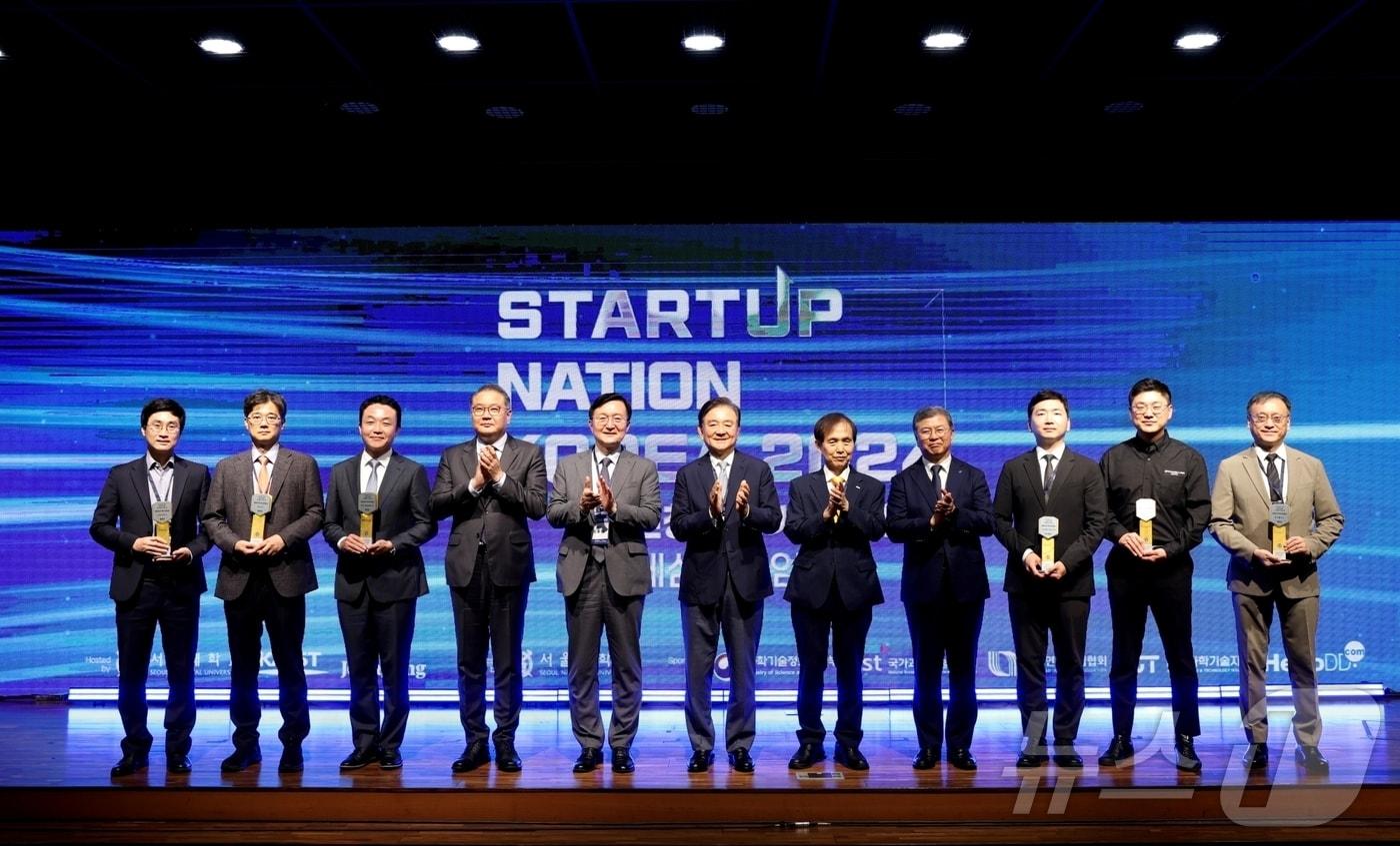 2024 대한민국 혁신창업상을 수상한 6개 기업 대표 등이 기념촬영을 하고 있다.(KAIST 제공)/뉴스1