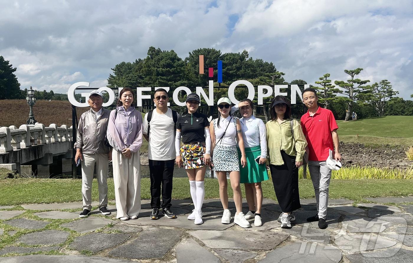 제주 골프 관광상품 개발 팸투어에 참가한 중국 여행사 관계자들이 기념촬영을 하고 있다.(제주관광공사 제공)