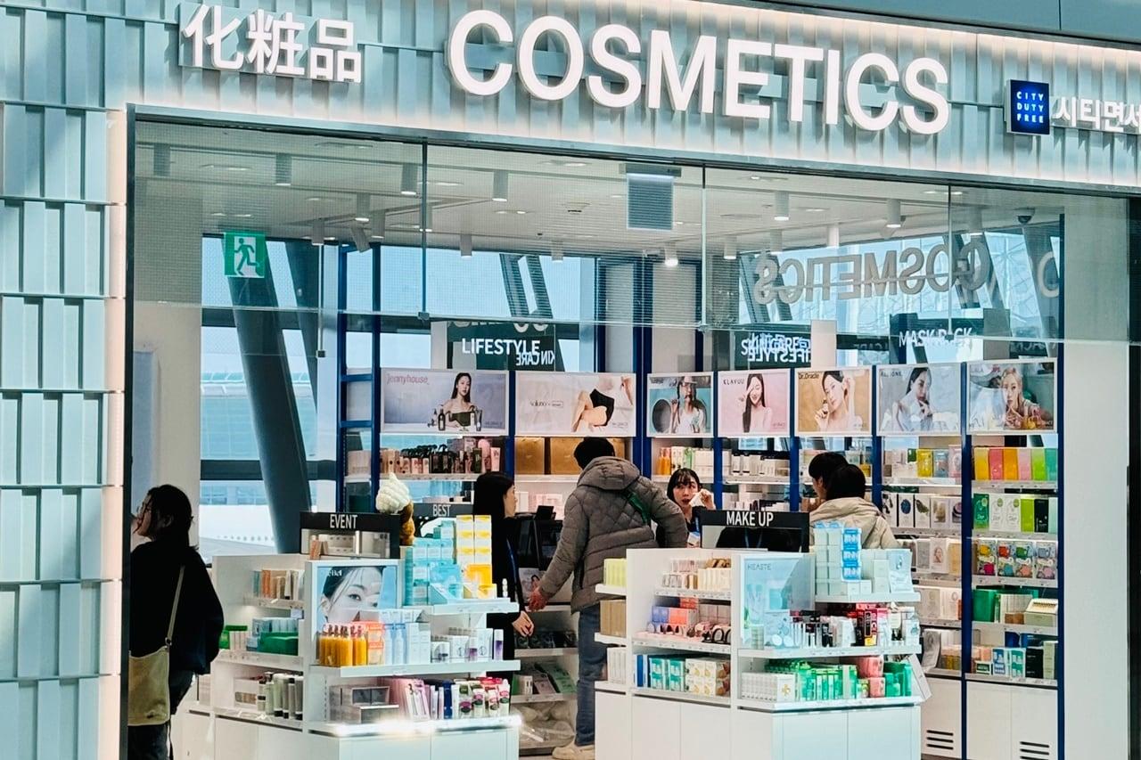본문 이미지 - 인천국제공항 출국장에 위치한 시티면세점의 K뷰티 편집숍(시티플러스 제공)