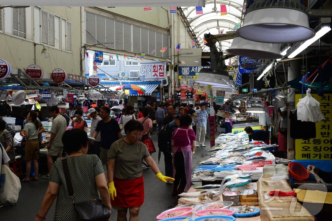 본문 이미지 - 11일 오후 창원 마산어시장. 제수용품을 사기 위해 방문한 손님들로 북적이고 있다. 2024.9.11 ⓒ 뉴스1 박민석 기자
