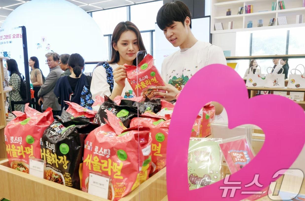 본문 이미지 - 서울 종로구 서울관광플라자에 문을 연 '서울마이소울샵'에서 모델들이 대표 상품과 함께 포즈를 취하고 있다. 2024.6.10/뉴스1 ⓒ News1 민경석 기자