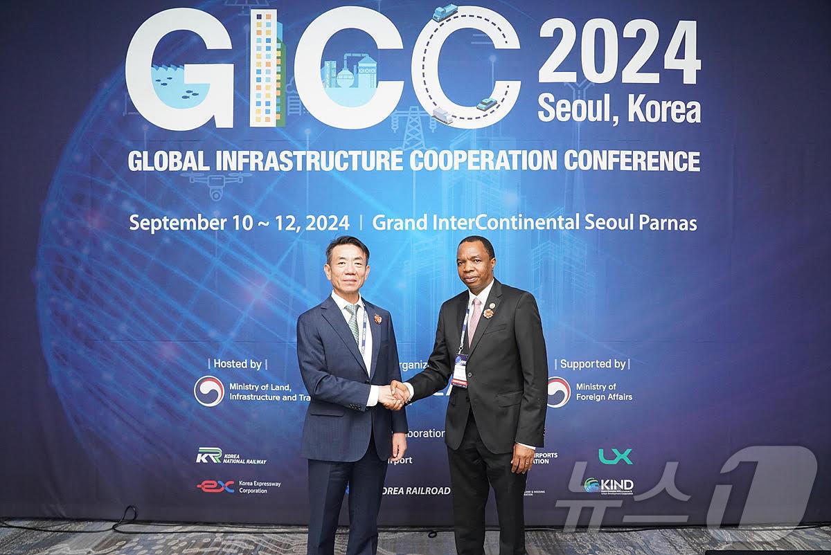 본문 이미지 - 한문희 코레일 사장(왼쪽)이 지난 10일 서울 GICC 행사장에서 마산자 쿤구 카도고사 탄자니아철도공사 사장과 면담한 후 기념사진을 찍고 있다. (코레일 제공)/뉴스1