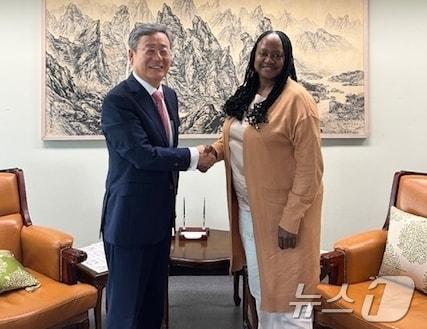 본문 이미지 - 조구래 외교부 외교전략정보본부장, 보니 젠킨스 미국 국무부 군비통제·국제안보 담당 차관.&#40;외교부 제공&#41;