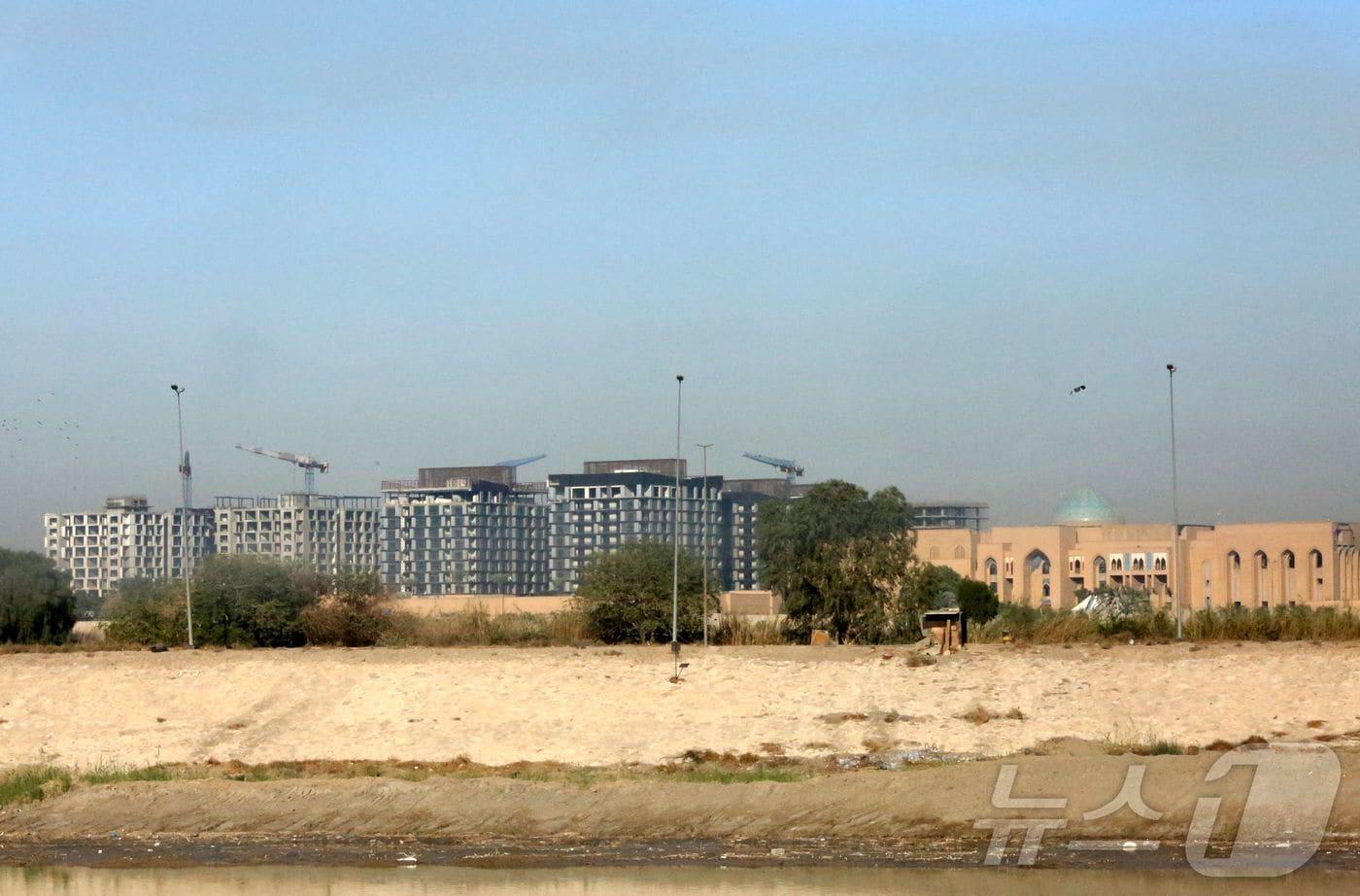 본문 이미지 - 이라크 바그다드의 그린존에 미국 대사관과 이라크 정부 건물들이 세워져 있다. 2021.12.19/ ⓒ AFP=뉴스1