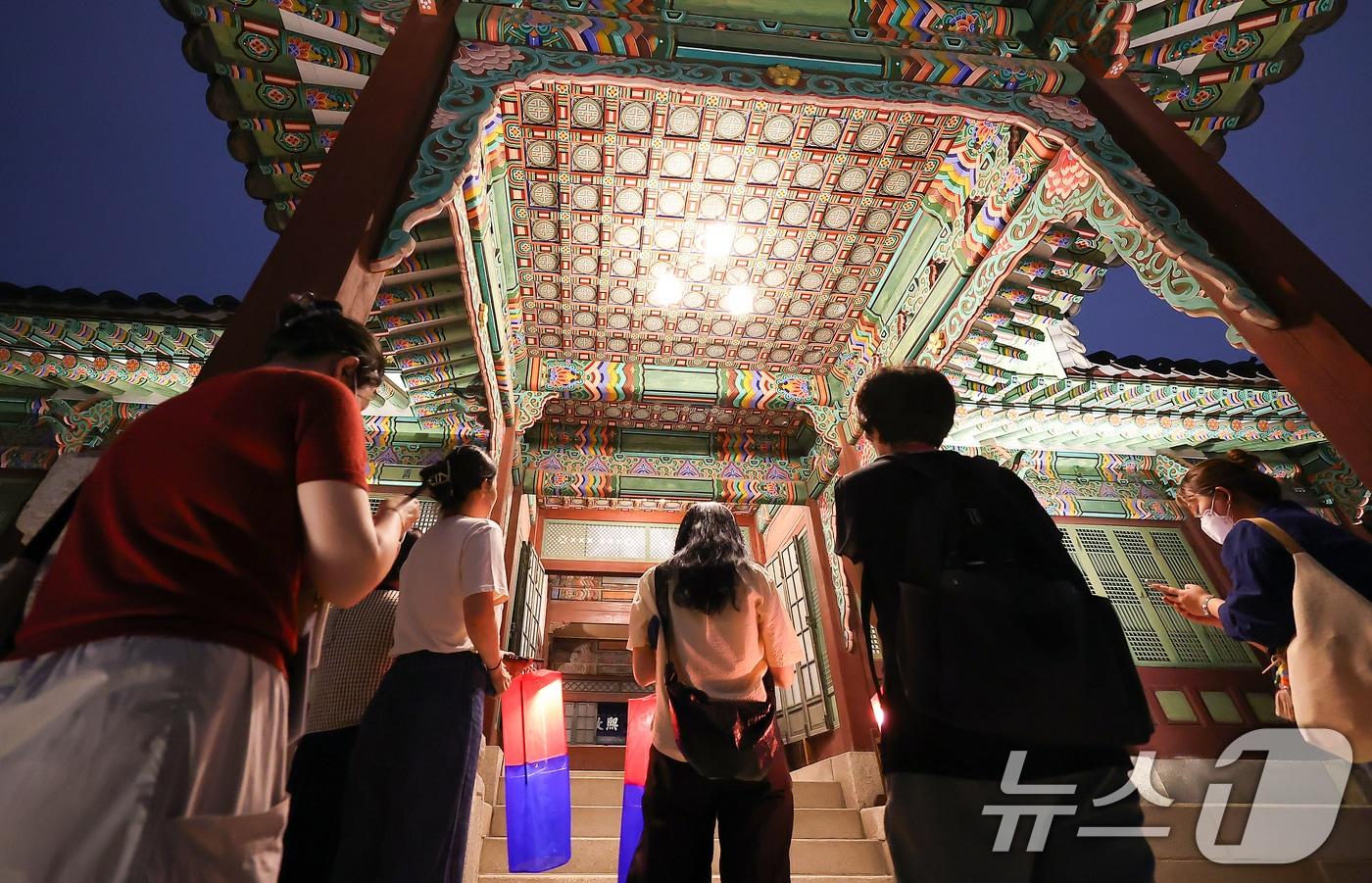 본문 이미지 -  창덕궁 달빛기행에 참여한 관람객들 모습. ⓒ 뉴스1 김진환 기자