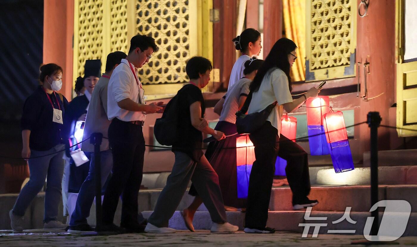 지난해 '창덕궁 달빛기행' 참가자들 모습/뉴스1 ⓒ News1 김진환 기자