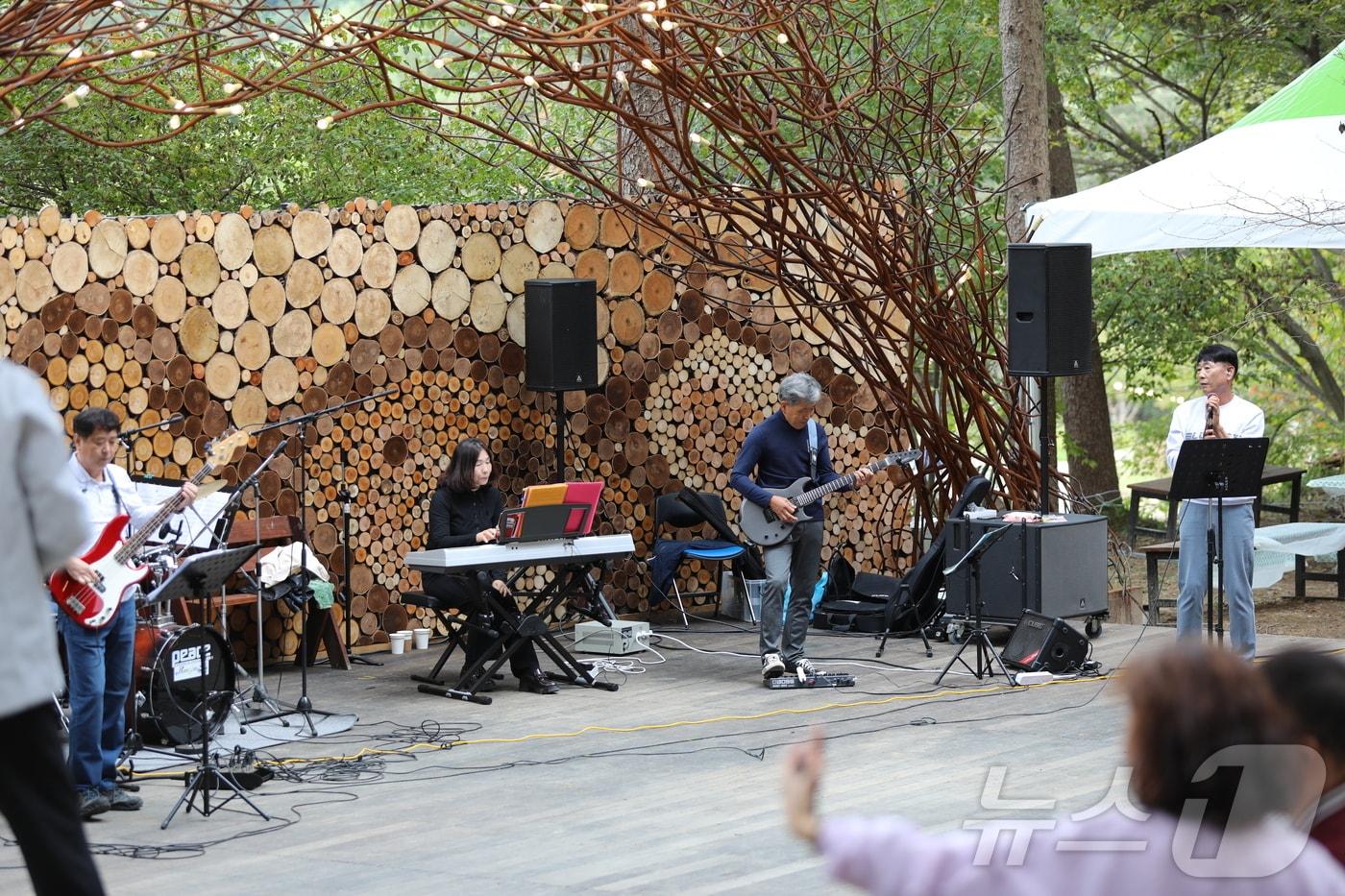 본문 이미지 - 국립백두대간수목원을 방문한 관람객이 2023년 추석 꽃마숲 공연장에서 열린 문화공연을 관람하고 있다. (한국수목원정원관리원 제공) /뉴스1