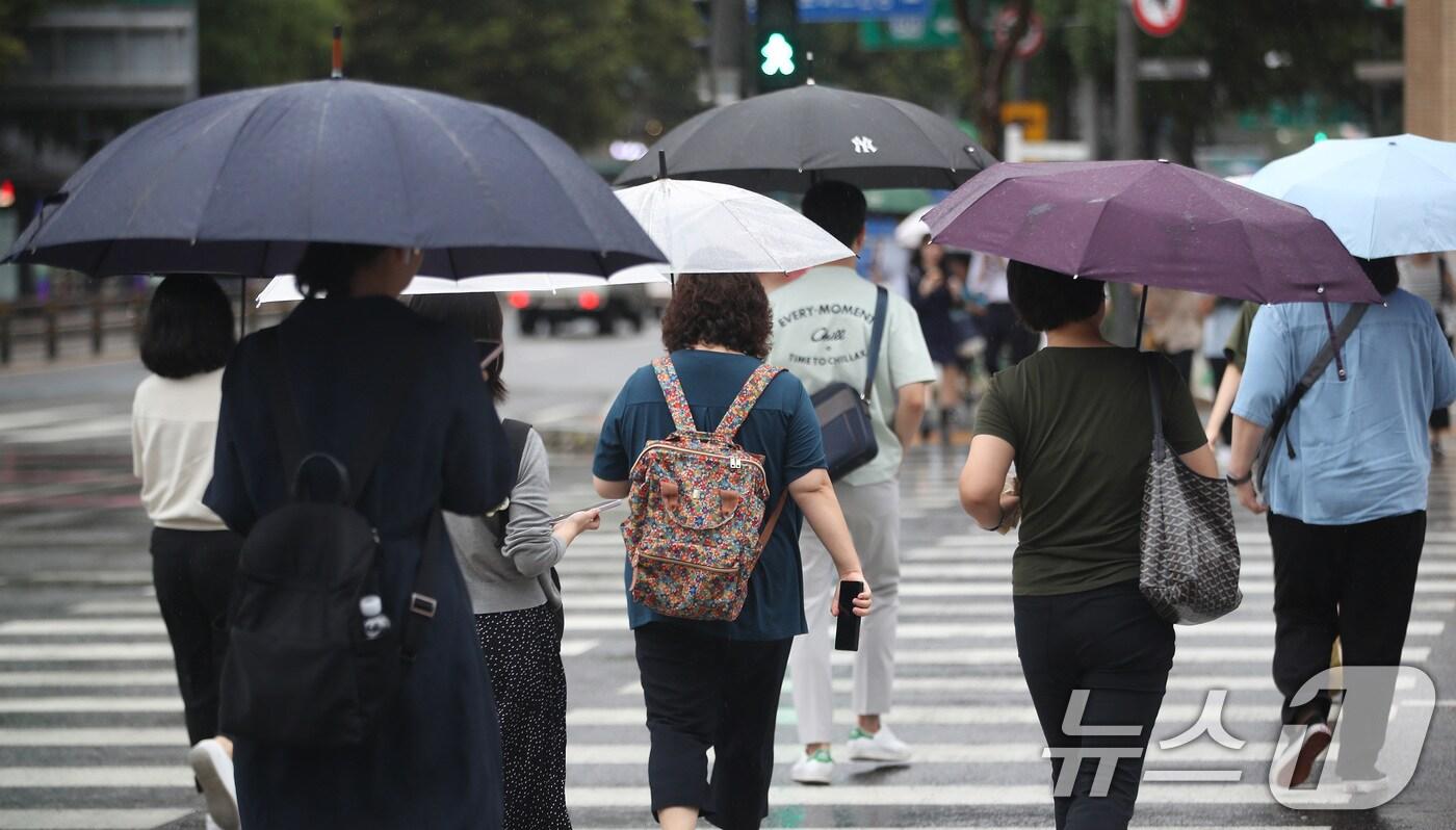 시민들이 우산을 쓰고 출근길에 나서고 있다. (자료사진)/뉴스1 DB