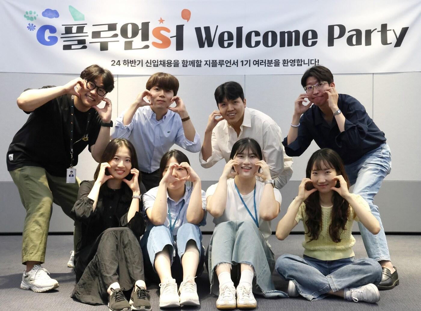 본문 이미지 - GS건설 현업자로 선발된 'G플루언서'가 발대식 행사 후 기념 사진 촬영을 하고 있다. (GS건설 제공)