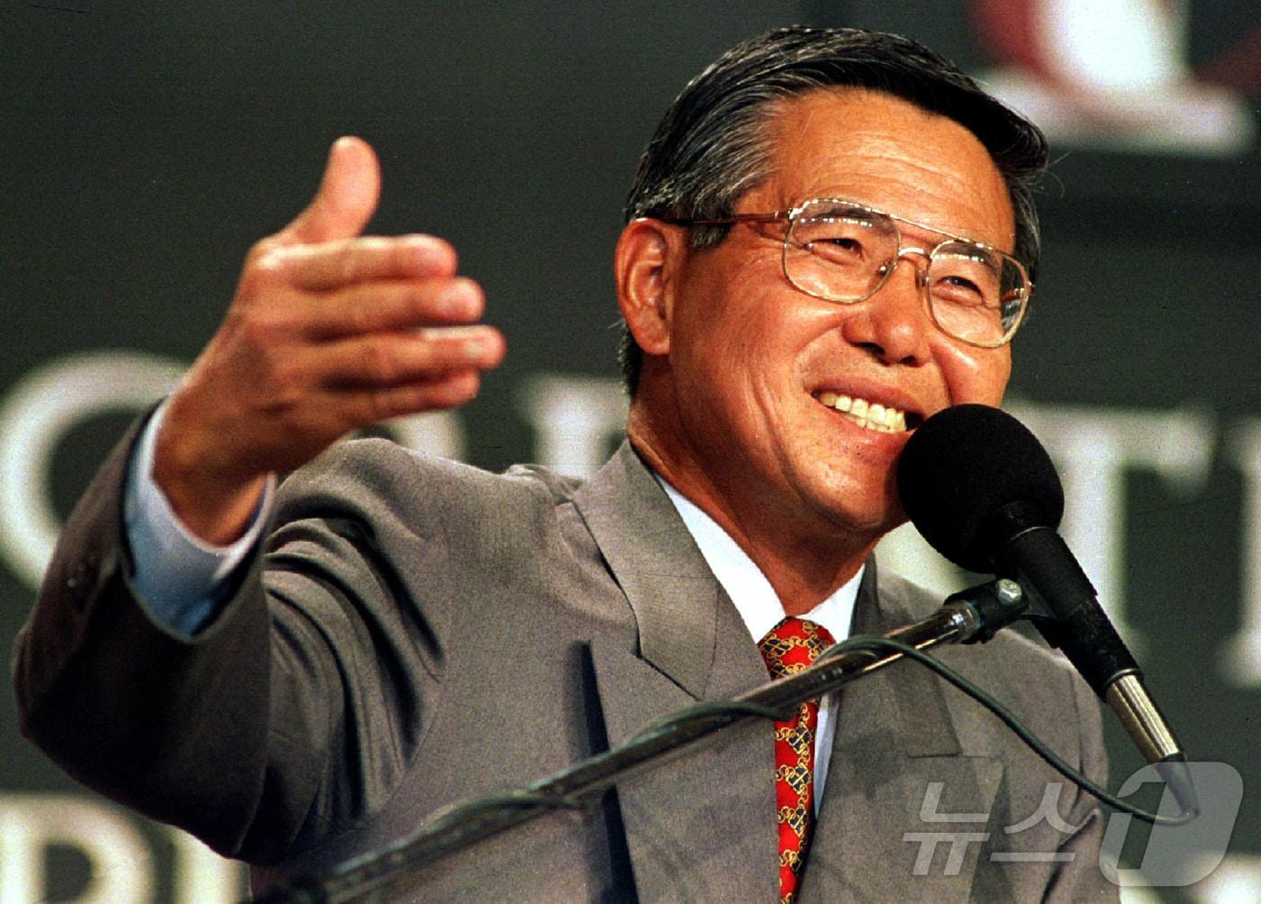 본문 이미지 - 11일(현지시간) 알베르토 후지모리 전 페루 대통령이 향년 86세로 별세했다. 사진은 대통령 재임 시절 후지모리의 모습. 2024.09.11 ⓒ 로이터=뉴스1 ⓒ News1 윤주현 기자