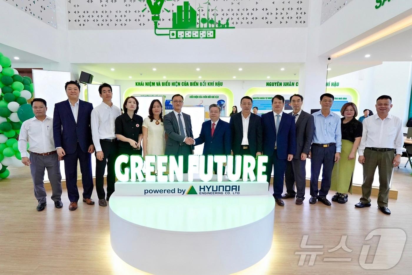 이달 10일 베트남 타인호아성 홍덕대학교의‘기후변화 대응 교육센터’ 개소식에서 주요 관계자들이 기념사진을 촬영하고 있다. 왼쪽에서 여섯 번째부터 엄홍석 현대엔지니어링 커뮤니케이션실장, 부이 반 정 홍덕대학교 총장.(현대엔지니어링 제공)