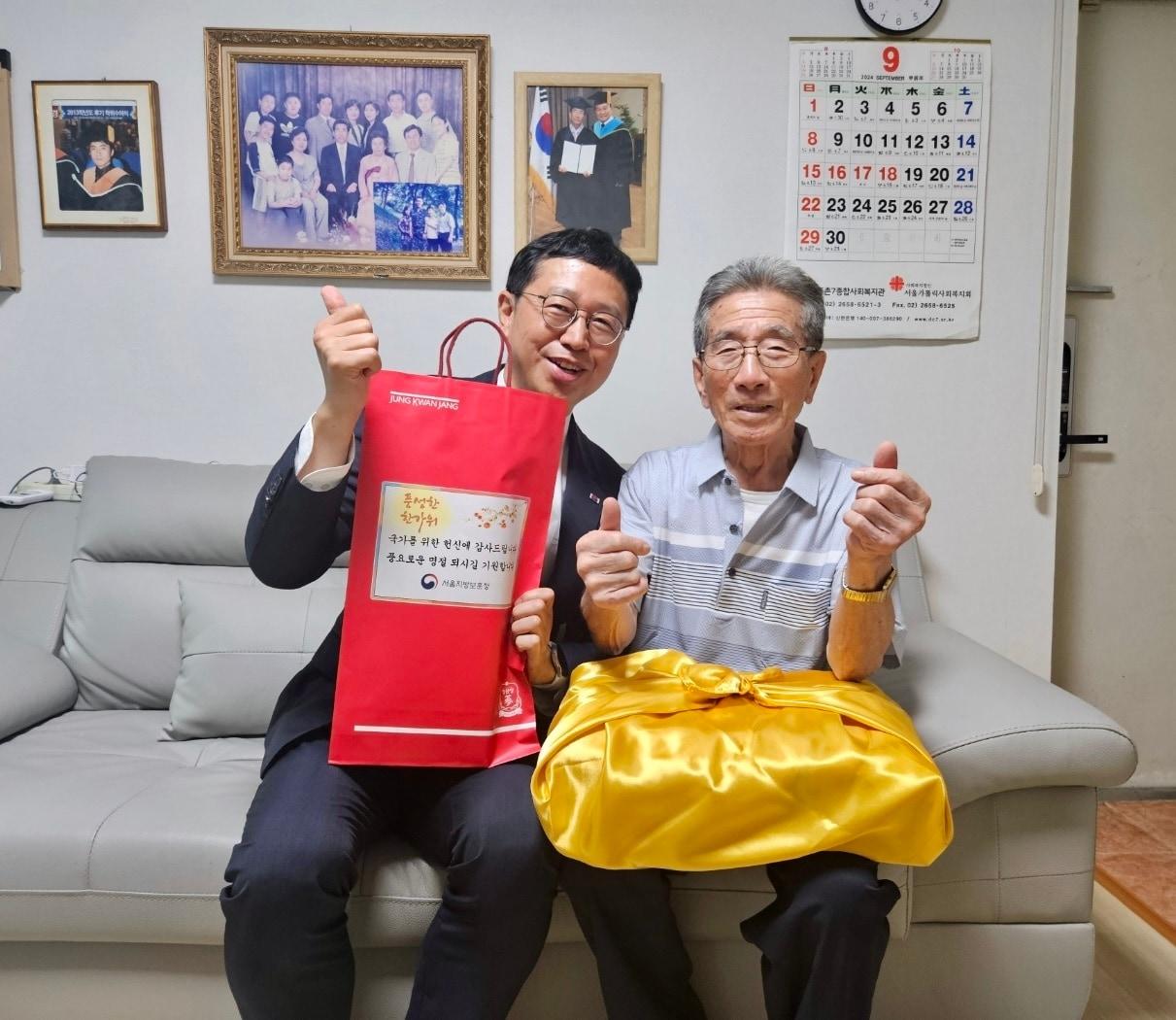 본문 이미지 - 전종호 국가보훈부 서울지방보훈청장(왼쪽)과 한국전쟁(6·25전쟁) 참전 국가유공자인 지모 옹.(국가보훈부 서울지방보훈청 제공)