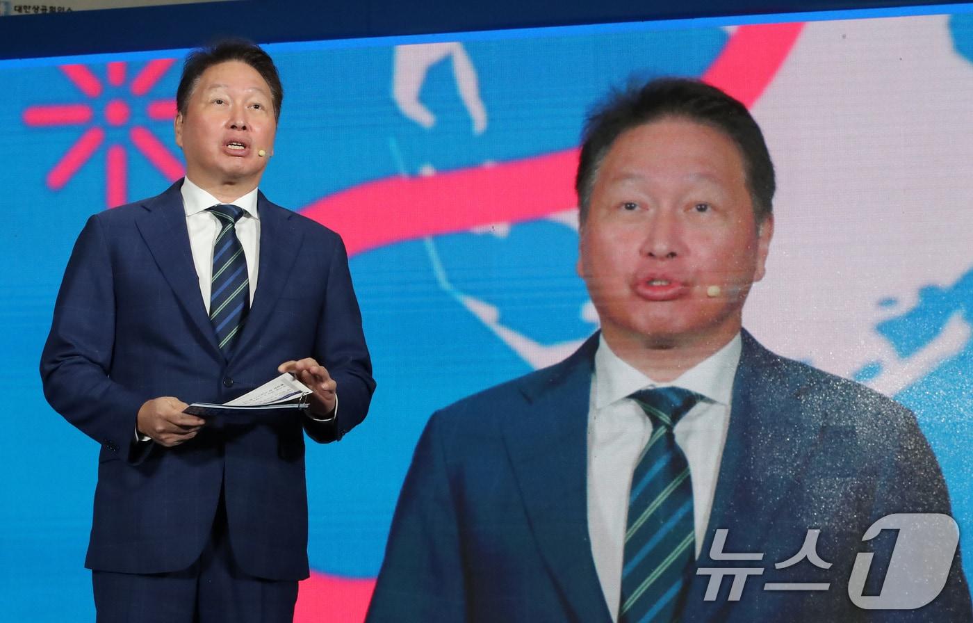 최태원 대한상의 회장이 12일 서울 강남구 코엑스에서 열린 제1회 대한민국 사회적 가치 페스타 개막식에서 개회사를 하고 있다. 대한상공회의소 주최로 열린 대한민국 사회적 가치 페스타는 정부와 민간, 학계 및 기업 등이 모여 각자의 사회 문제 해결 활동을 선보이고 더 나은 솔루션을 함께 모색하는 행사다. 2024.9.12./뉴스1 ⓒ News1 박세연 기자