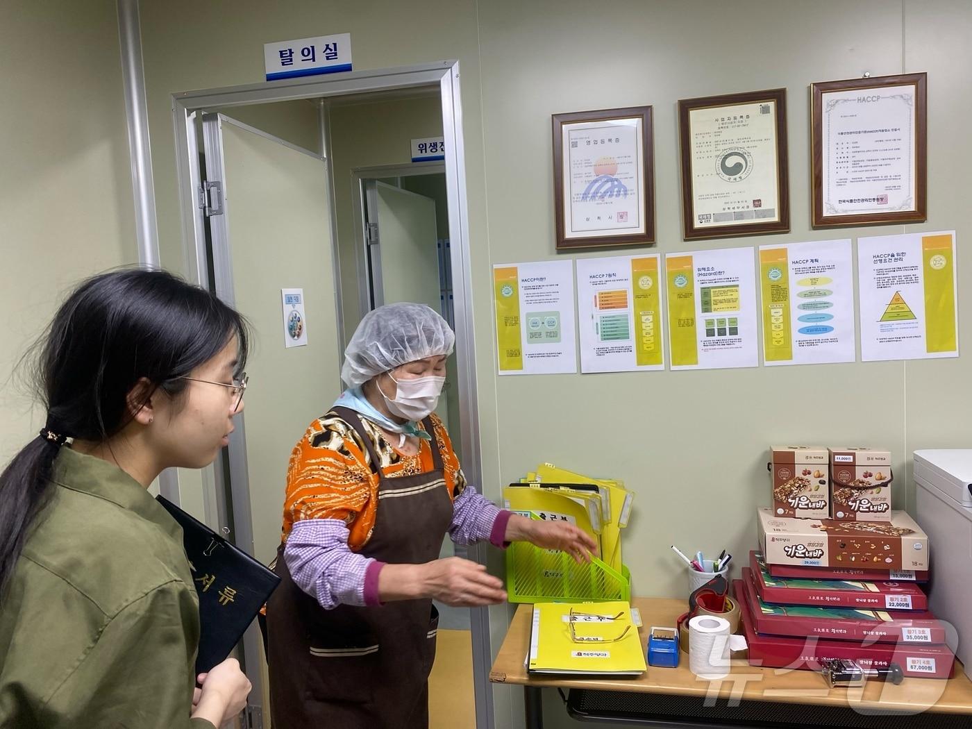 본문 이미지 - 한국전력 강원본부 직원들과 특산품 판매업체가 강원지역 특산품 구매 캠페인과 관련한 회의를 하고 있다.(한국전력 강원본부 제공)/뉴스1