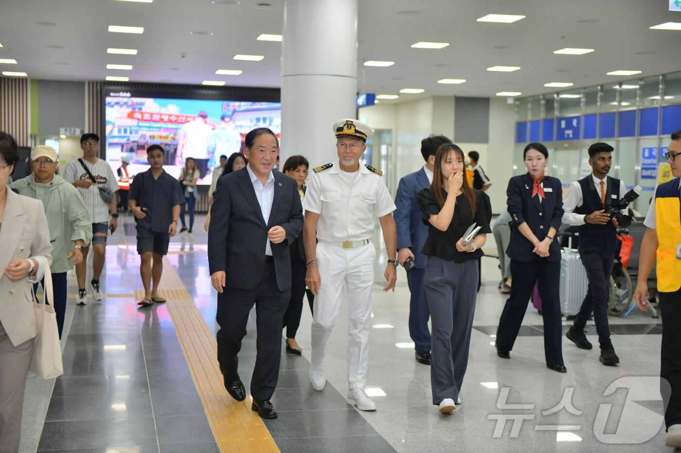 이병선 속초시장이 12일 속초항을 출발해 일본으로 출항하는 11만 톤 급 대형 크루즈 '코스타 세레나'호 캡틴을 만나 안전 항해를 당부하고 있다.(속초시 제공) 2024.9.12/뉴스1