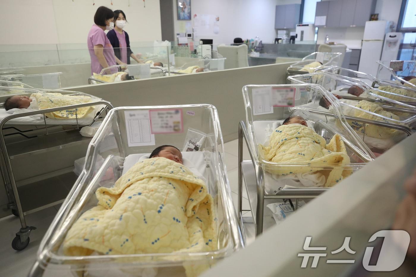 추석 명절을 앞둔 12일 오전 서울 동대문구 린 여성병원에서 의료진이 신생아들을 보살피고 있다. (사진은 기사 내용과 무관) 2024.9.12/뉴스1 ⓒ News1 임세영 기자