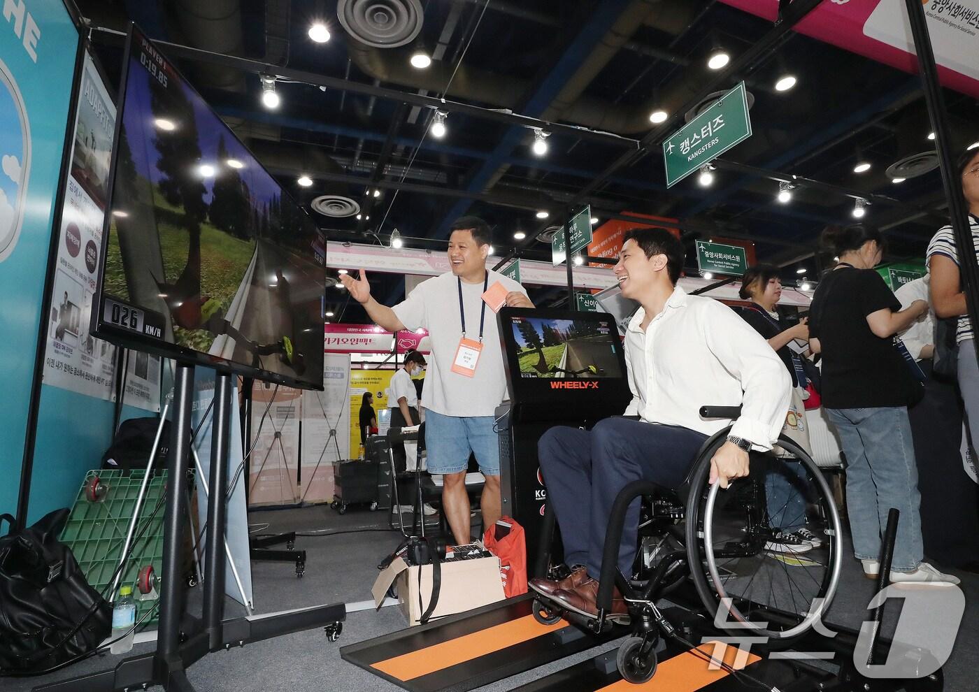 12일 서울 강남구 코엑스에서 열린 제1회 대한민국 사회적 가치 페스타에서 한 관람객이 휠체어 레이싱 게임을 체험하고 있다. 대한상공회의소 주최로 열린 대한민국 사회적 가치 페스타는 정부와 민간, 학계 및 기업 등이 모여 각자의 사회 문제 해결 활동을 선보이고 더 나은 솔루션을 함께 모색하는 행사다. 2024.9.12./뉴스1 ⓒ News1 박세연 기자