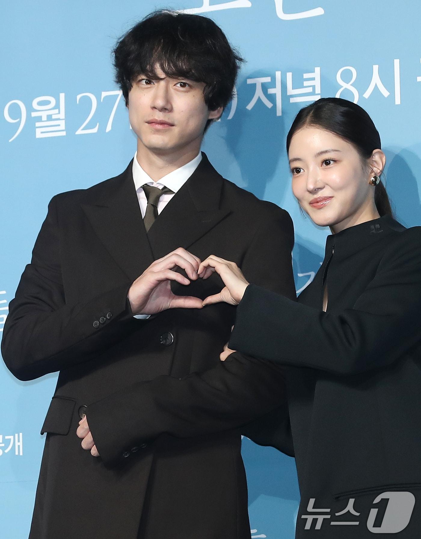 본문 이미지 - 일본 배우 사카구치 켄타로와 배우 이세영(오른쪽)이 12일 서울 중구 웨스틴 조선 서울에서 열린 쿠팡플레이 시리즈 '사랑 후에 오는것들' 제작발표회에서 포즈를 취하고 있다. '사랑 후에 오는 것들'은 운명 같던 사랑이 끝나고, 모든 것을 잊은 여자 홍(이세영 분)과 후회로 가득한 남자 준고(사타쿠치 켄타로 분)의 사랑 후 이야기를 그린 감성 멜로드라마다. 2024.9.12/뉴스1 ⓒ News1 권현진 기자