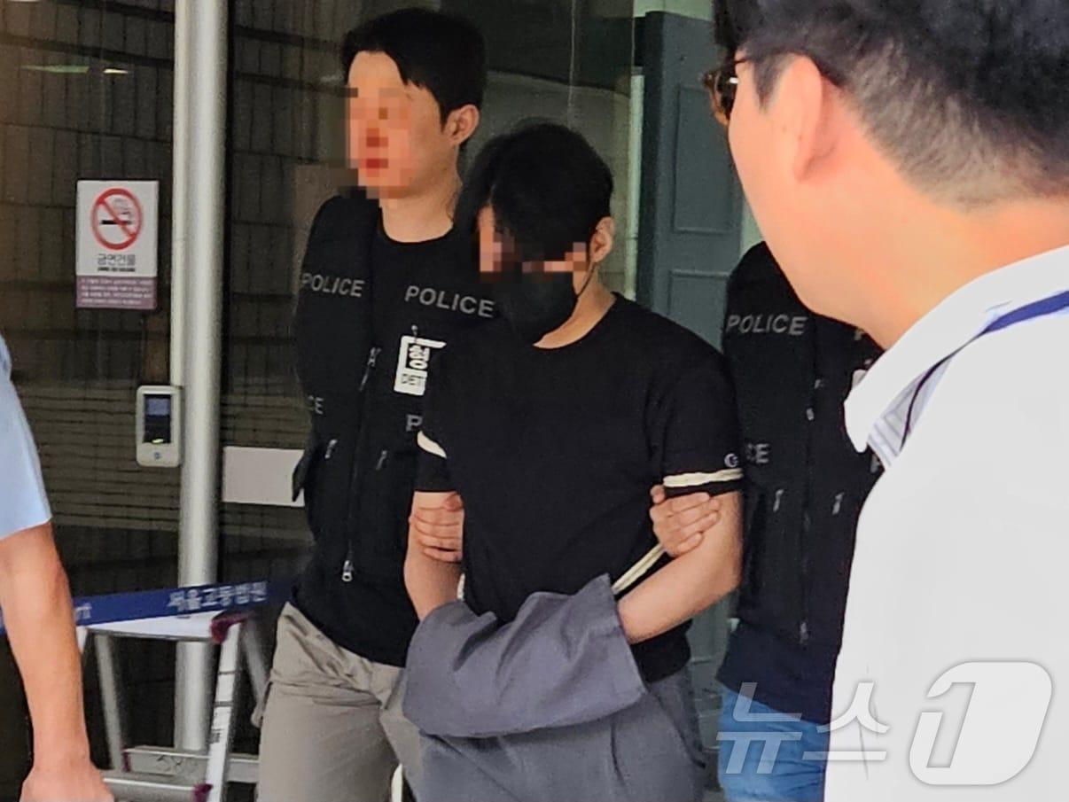 본문 이미지 - 유튜버 김강패 씨와 함께 마약을 투약한 혐의로 구속 송치된 유명 BJ 박 모 씨(35) 12일 오전 10시 20분 서울중앙지법에서 열린 구속 전 피의자심문에 출석한 뒤 법원을 나서고 있다. 2024.09.12.
