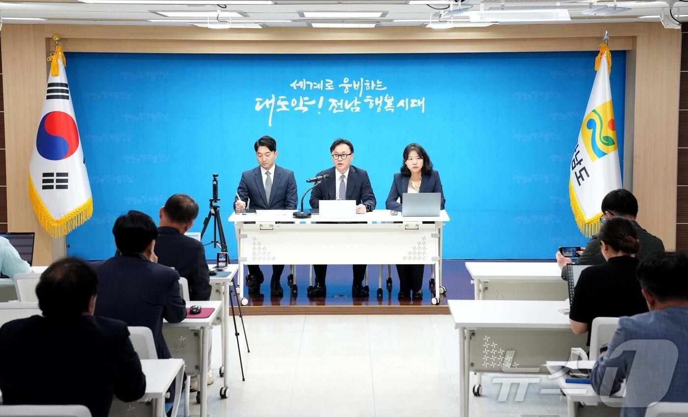 전라남도 국립의대 신설 정부추천 용역 추진사 관계자가 12일 오전 전남도청 브리핑룸에서 국립의대 및 대학병원 설립방식 추천안 등 용역 추진상황을 설명하고 있다.(전남도 제공) 2024.9.12/뉴스1 