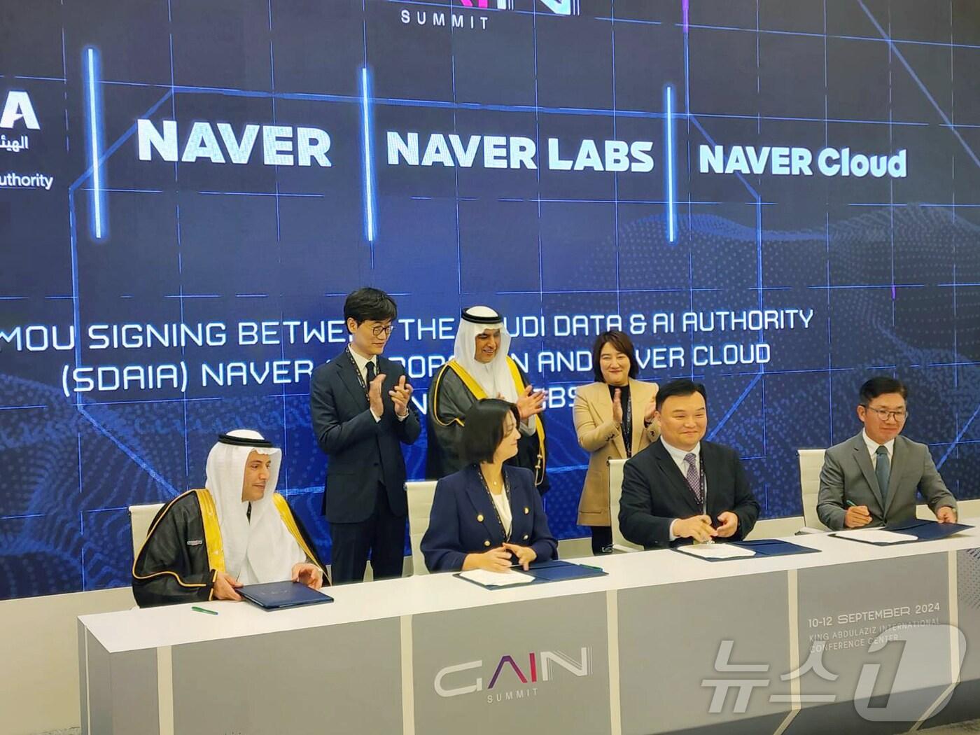 본문 이미지 - 왼쪽부터 H.E. Dr. Esam Alwagait NIC 디렉터, 이해진 GIO, 최수연 네이버 대표, H.E. Dr. Abdullah Alghamdi 데이터인공지능청장, 채선주 네이버 대외/ESG 정책 대표, 석상옥 네이버랩스 대표, 김유원 네이버클라우드 대표(네이버 제공)