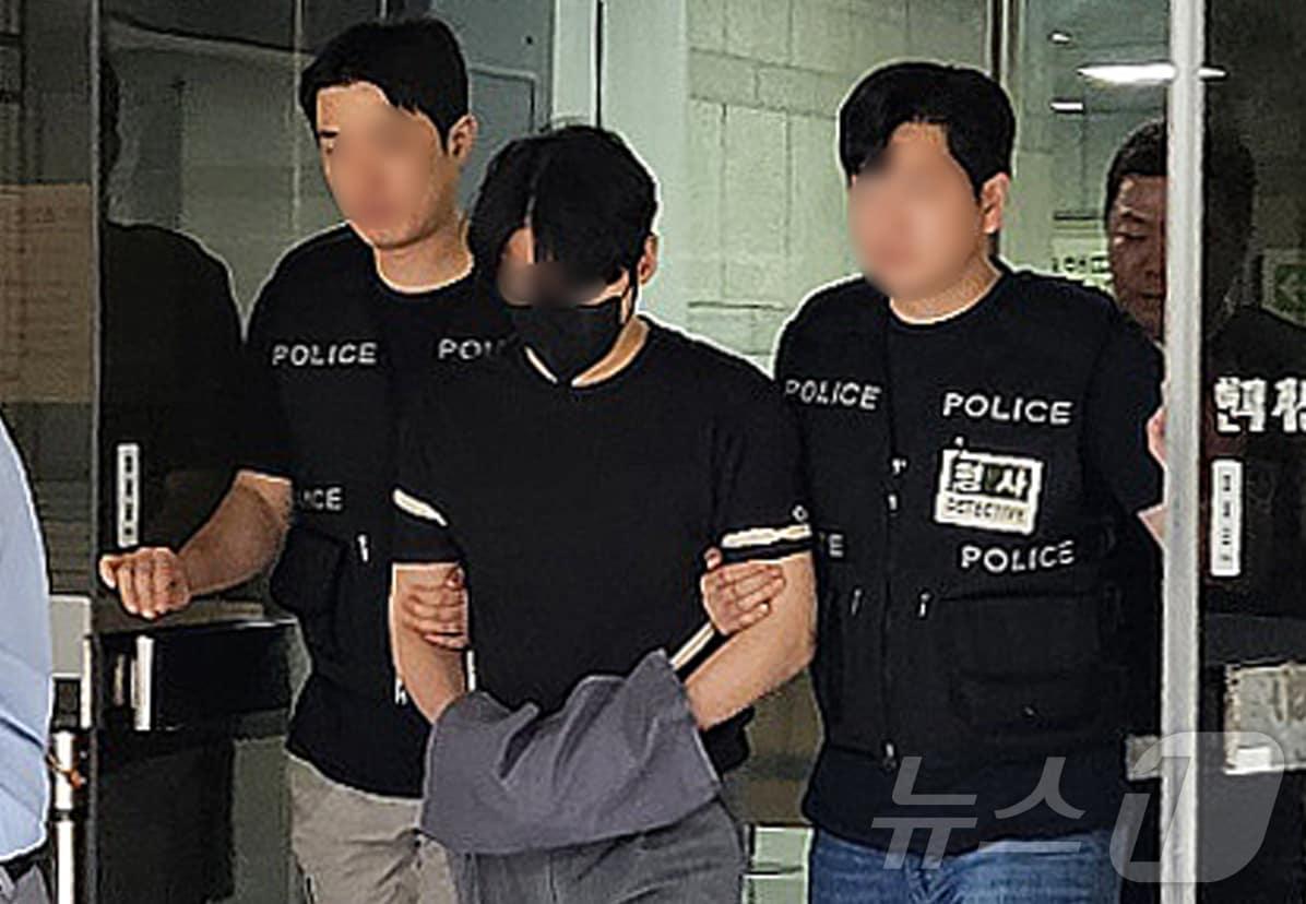 본문 이미지 - 유튜버 김강패 씨와 함께 마약을 투약한 혐의로 구속 송치된 유명 BJ 박모 씨&#40;35&#41;가 12일 오전 서울 서초구 서울중앙지법에서 열린 구속 전 피의자심문에 출석한 뒤 법원을 나서고 있다. 2024.9.12/뉴스1 ⓒ News1 장시온 기자