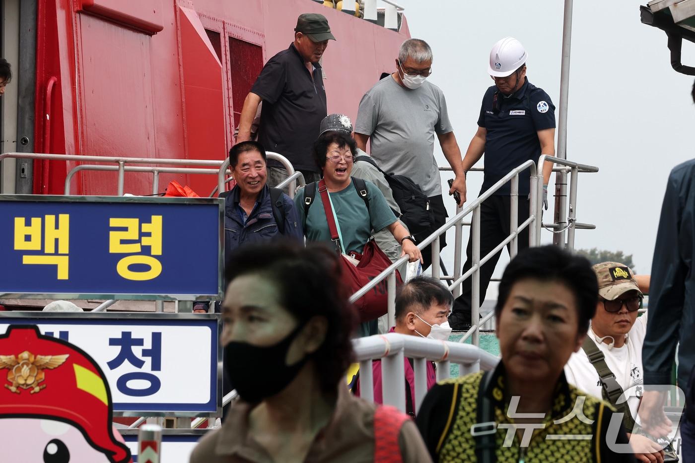 본문 이미지 - 인천항연안여객터미널에서 백령도 주민들이 여객선에서 내리고 있다.(사진은 기사 내용과 무관함) / 뉴스1 ⓒ News1