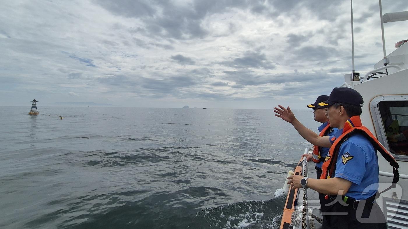 본문 이미지 - 서영교 부안해경서장이 계선부표 상태를 점검하고 있다.(부안해경 제공)2024.9.12/뉴스1