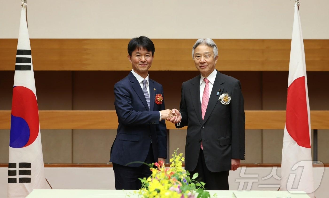 본문 이미지 - 용호성 문화체육관광부 1차관은 12일 오전 일본 교토 교토국제회관에서 열린 한일 문화장관 회의에서 모리야마 마사히토 문부과학성 대신에게 '한일 문화교류 확대를 위한 양해각서(MOC) 체결'을 제안했다. (문화체육관광부 제공) 