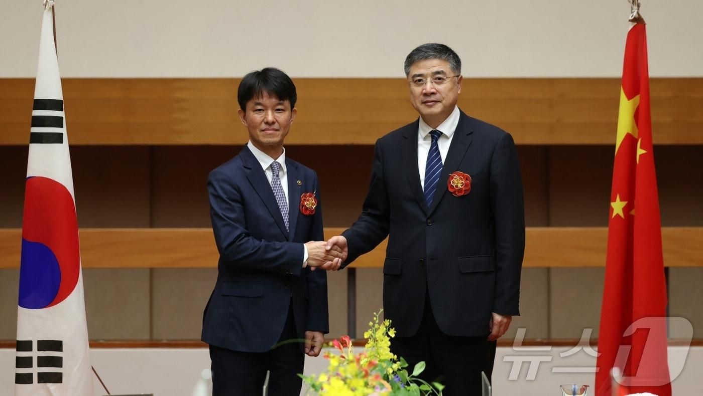 본문 이미지 -  용호성 문화체육관광부 1차관이 12일 오전 일본 교토 교토국제회관에서 장정 중국 문화여유부 부부장과 기념촬영을 하고 있다. (문체부 제공.)