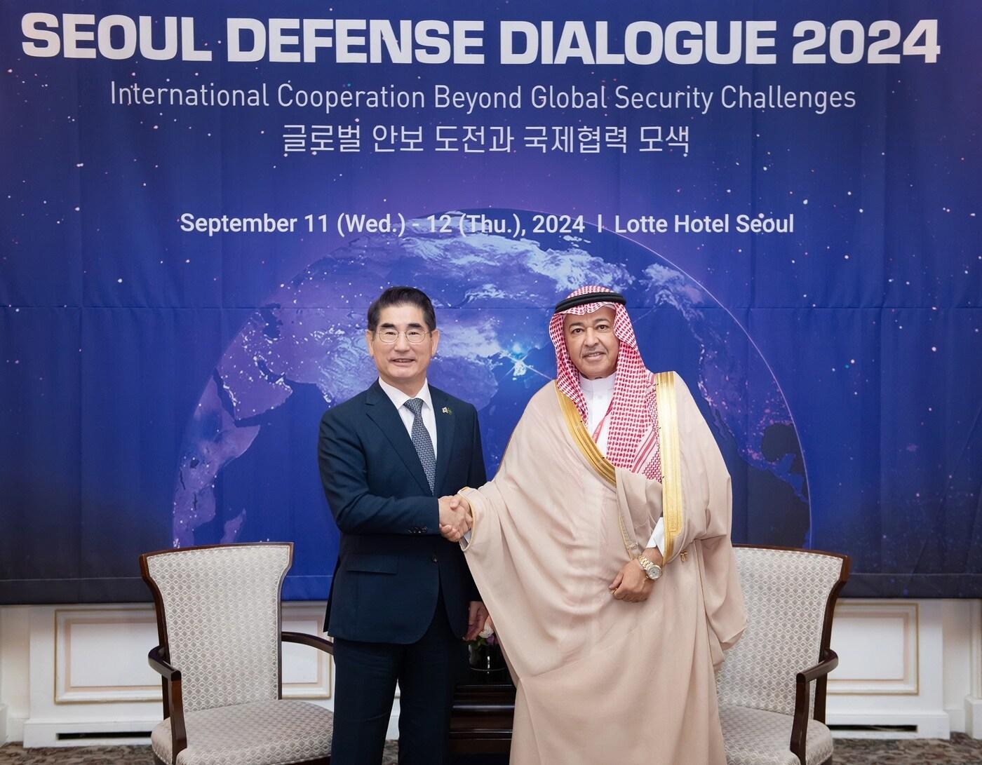 본문 이미지 - 김용현 국방부 장관이 12일 칼레드 빈 후세인 알 비야리 사우디 국방정무차관과 기념촬영을 하고 있다.(국방부 제공)