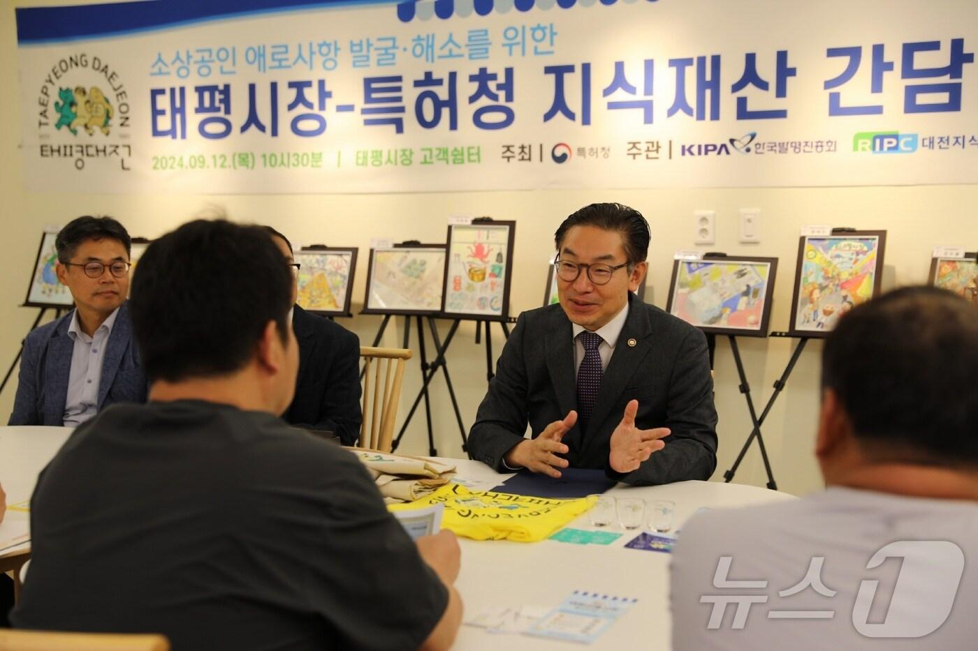 김완기 특허청장&#40;뒷줄 오른쪽에서 1번째&#41;이 간담회를 진행하고 있다.