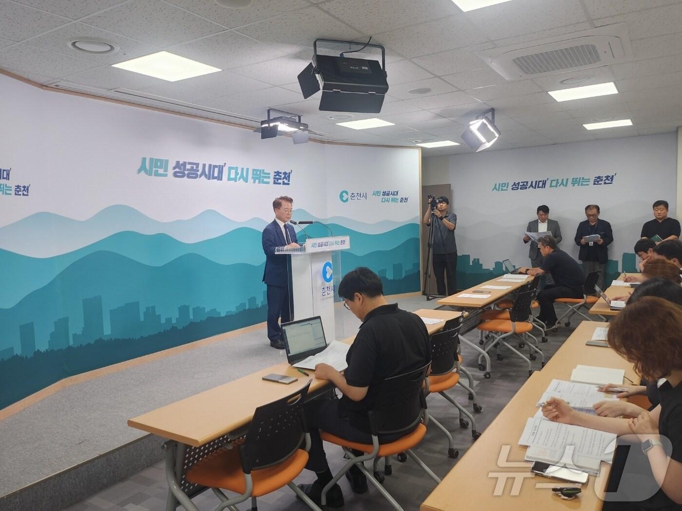 본문 이미지 - 육동한 춘천시장이 12일 오후 시청 브리핑룸에서 주거안정과 균형발전을 향한 춘천시 정주환경 개선 방향을 발표하고 있다.(춘천시 제공)