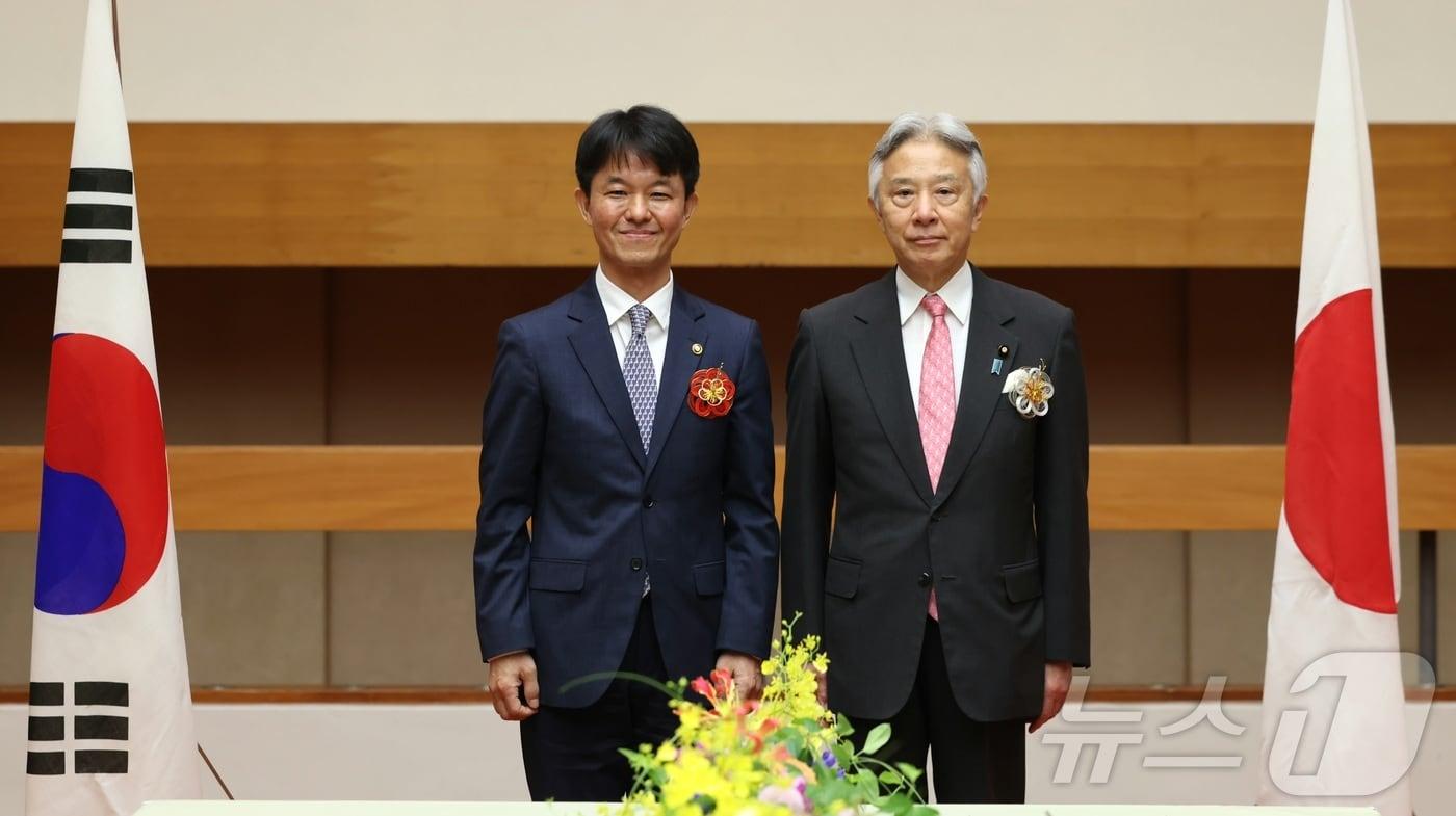 본문 이미지 - 용호성 문화체육관광부 1차관은 12일 오전 일본 교토 교토국제회관에서 열린 한일 문화장관 회의에서 모리야마 마사히토 문부과학성 대신에게 '한일 문화교류 확대를 위한 양해각서(MOC) 체결'을 제안했다. (문화체육관광부 제공)   