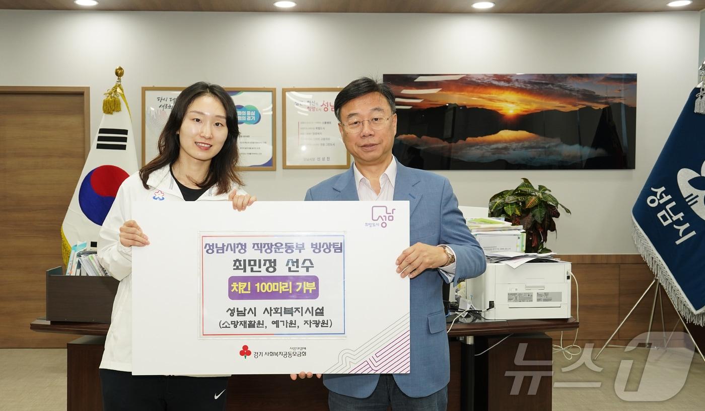 경기 성남시청 직장운동부 빙상팀 최민정 선수가 지역 복지시설에 전달해 달라며 치킨 100마리(300만원 상당)를 기부하고 있다.(성남시 제공)/